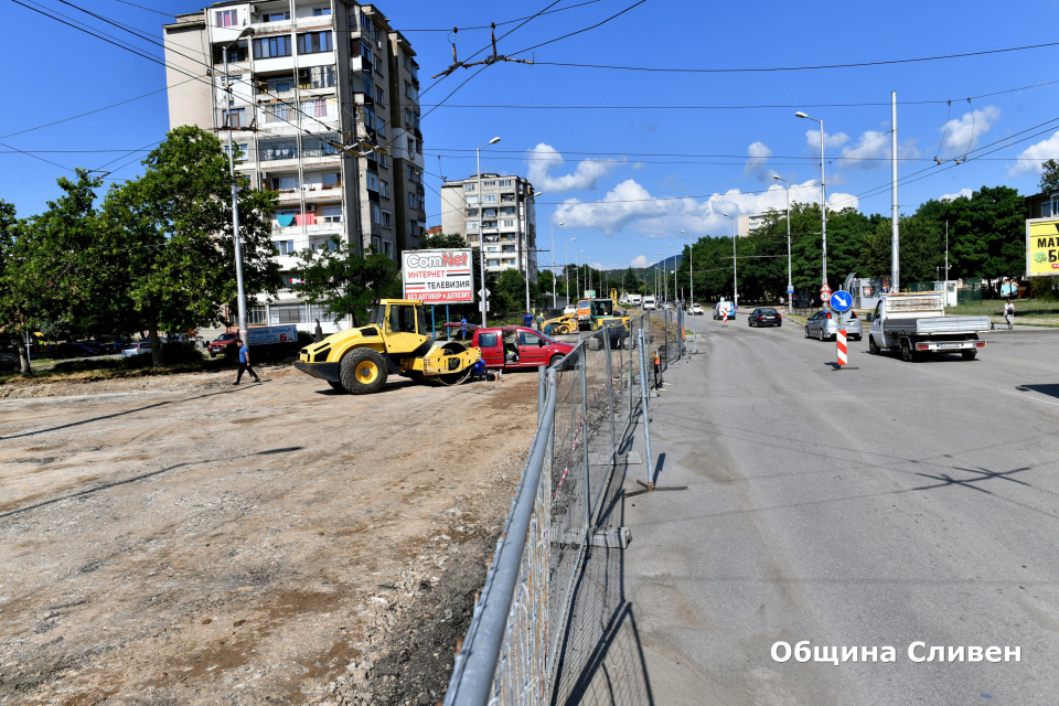 
Изграждането на кръговото движение между булевардите „Бургаско шосе“ и „Илинденско въстание“ в Сливен се извършва по график. Половината от площта е почистена...